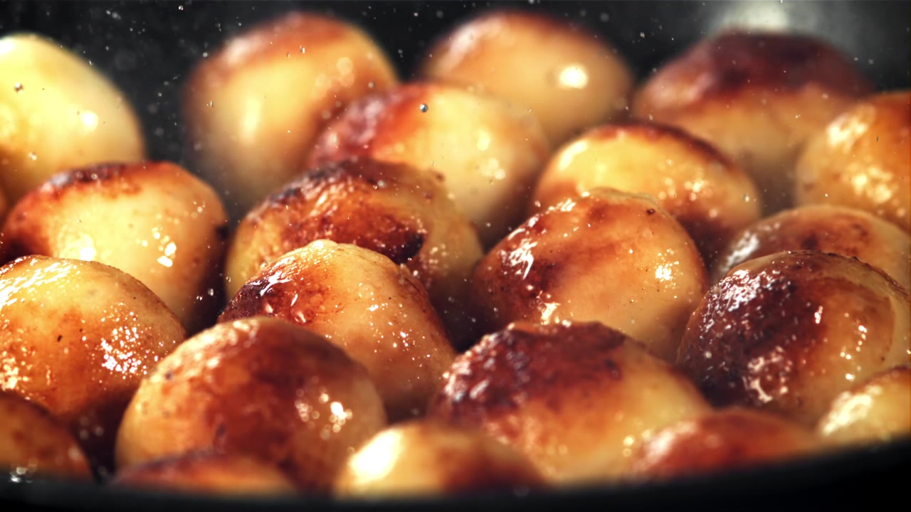 Patate dorate che friggono e sfrigolano in una padella calda