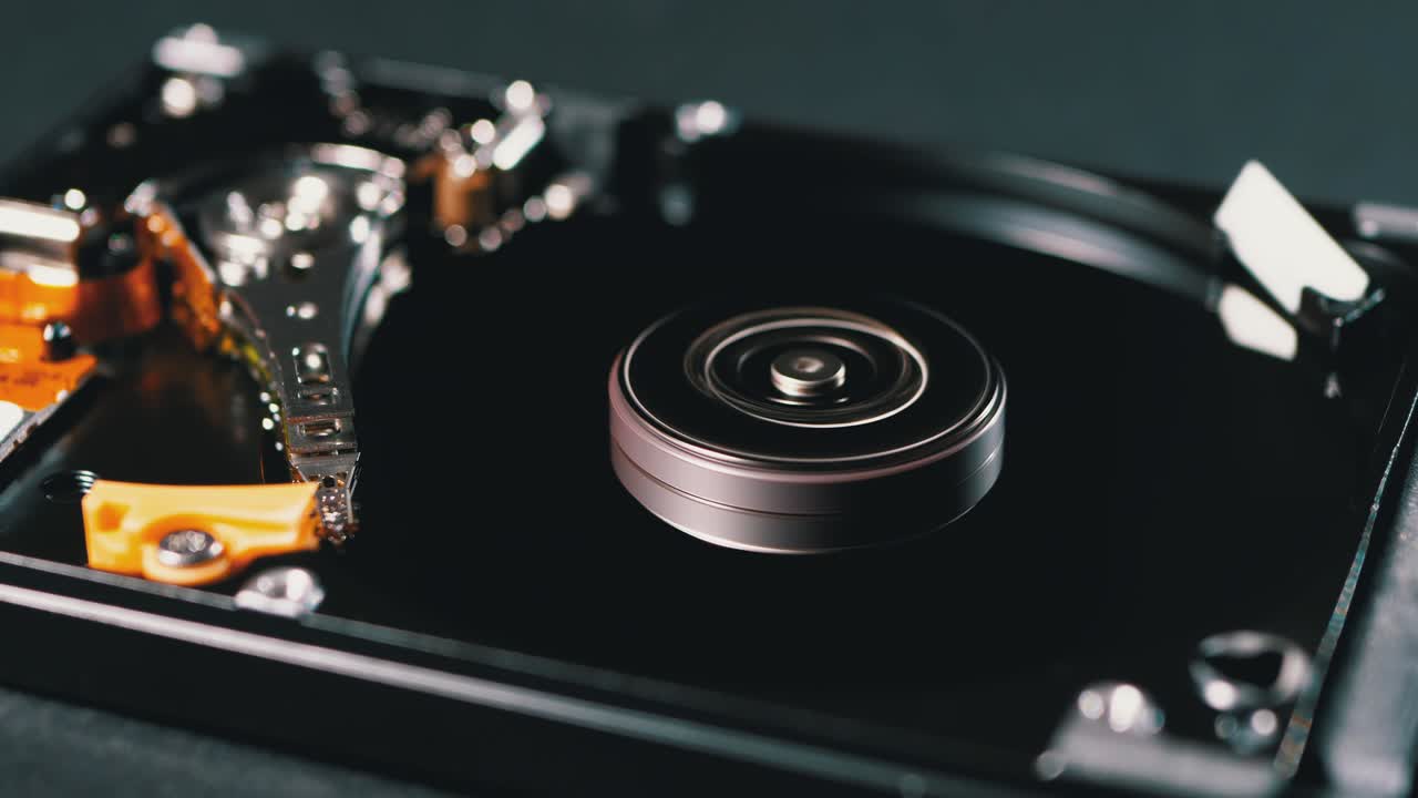 unidad de disco duro en el interior. estructura de hdd, plato giratorio. mover la cabeza magnética