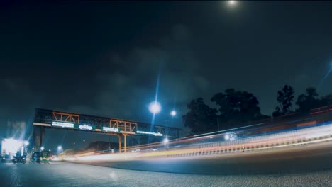 Zeitraffer-Einer-Viel-Befahrenen-Straße-Bei-Nacht