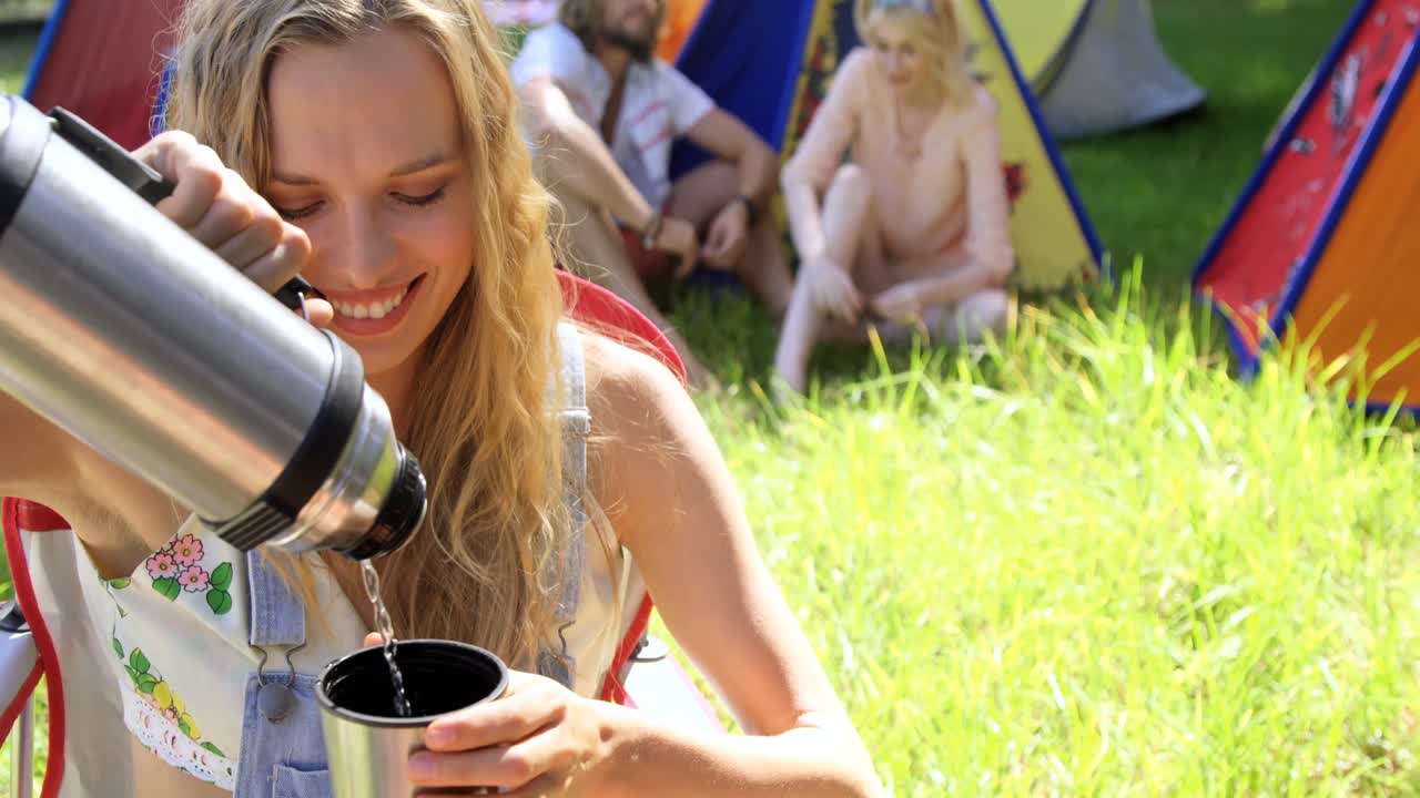 ⁇ 스터 여성이 술을 마시고 있습니다.