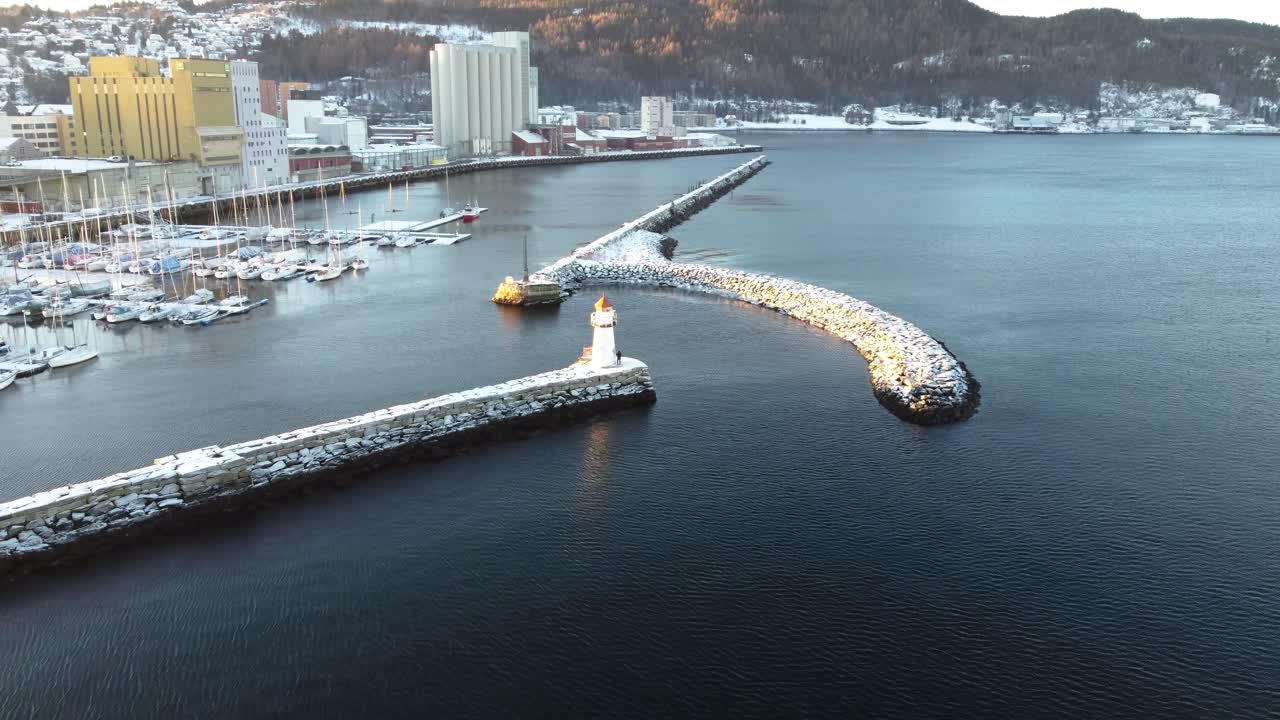 매혹적인 눈이 가득 찬 숲을 가로질러, 모든 나무 가지가 순수한 눈 층으로 섬세하게 장식되어있는 마법의 분위기를 창조하여 평온의 영역으로 당신을 운반합니다.