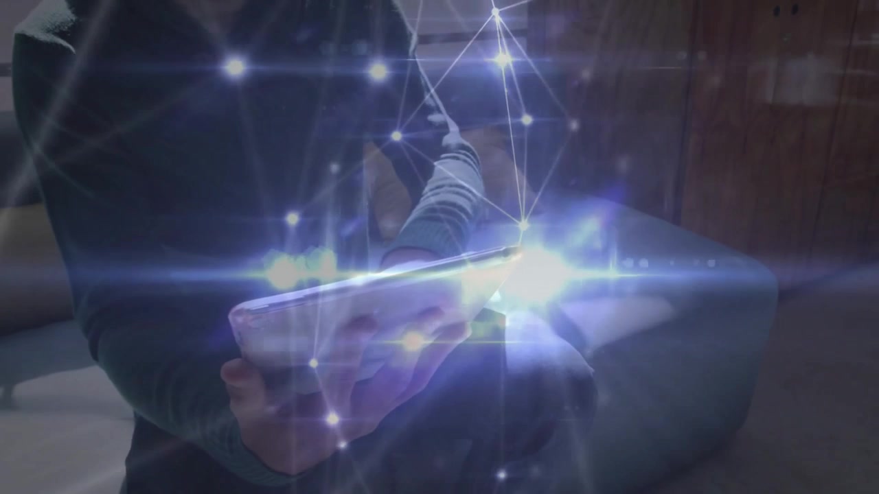 Hombre sosteniendo una tablet en interiores, mostrando líneas de red tecnológica brillantes que conectan nodos de datos.