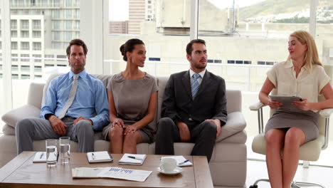 equipo de negocios hablando juntos en la sala del personal