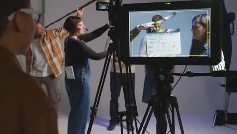 detrás de las escenas de un rodaje de una película en un estudio