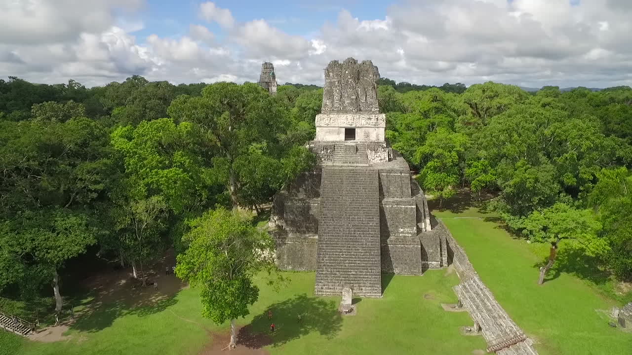 espectacular toma aerea sobre las piramides de tikal en guatemala 1