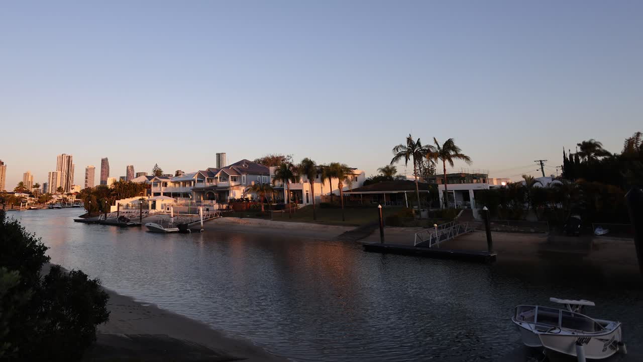 비는 마리나에서 해가 지는 모습