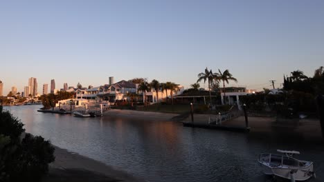 time-lapse de la puesta de sol en un bullicioso puerto deportivo