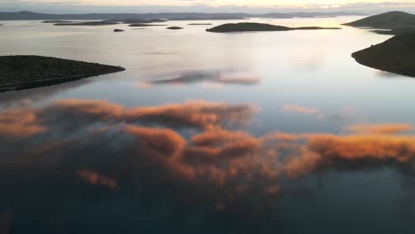 Schöner-Sonnenuntergang-über-Dem-Meer-Mit-Majestätischer-Wolkenreflexion-Im-Ruhigen-Meerwasser,-Nationalpark-Kornati