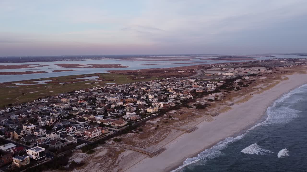 puesta de sol vista aérea de la zona residencial de la playa de lido en long island nueva york