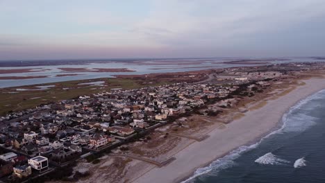 Puesta-De-Sol-Vista-Aérea-De-La-Zona-Residencial-De-La-Playa-De-Lido-En-Long-Island-Nueva-York