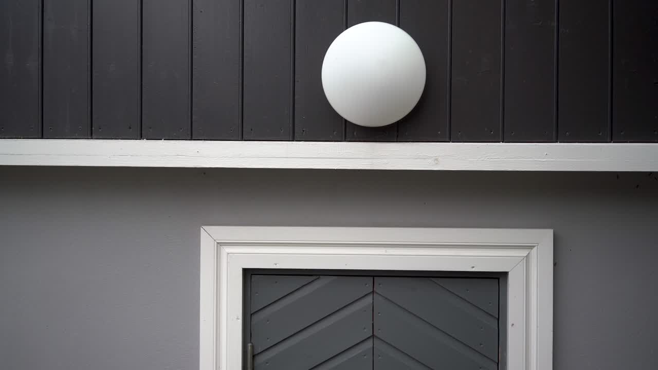 круглый фонарь и дверь на стене