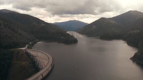 Flug-über-Einen-Staudamm-In-Rumänien-Mit-Riesigen-Wolken-Darüber