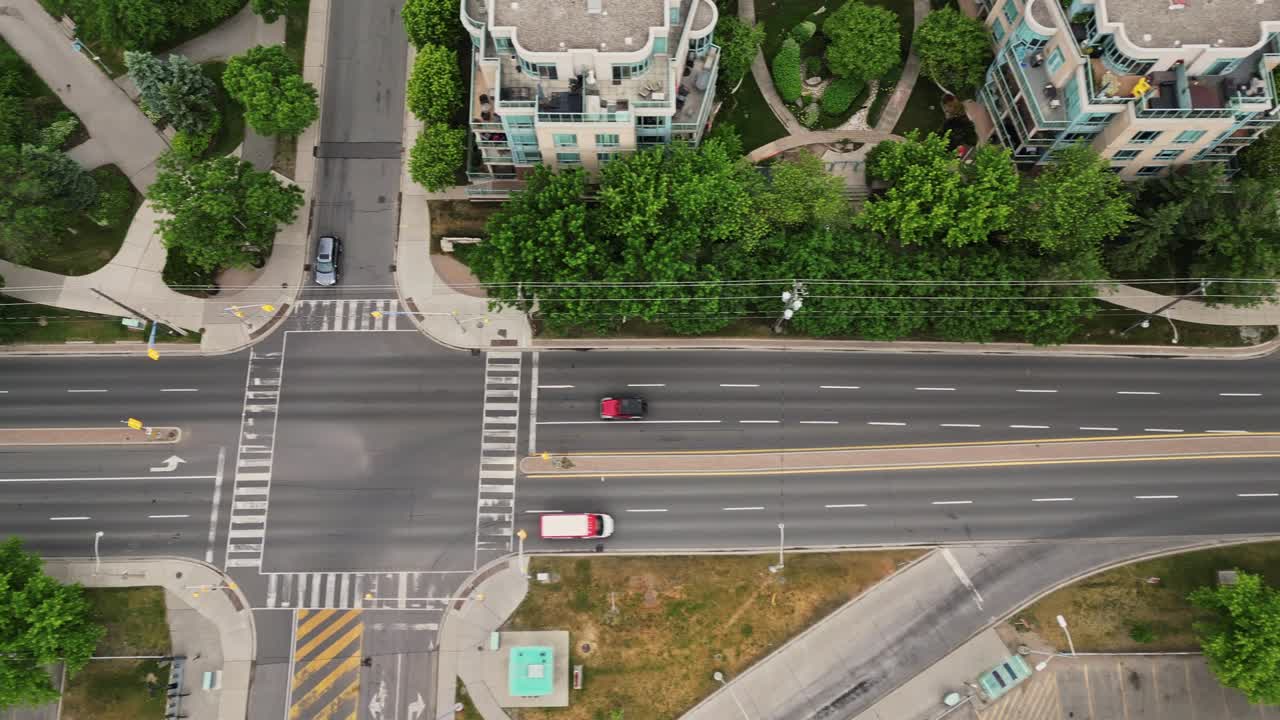 고층 건물 들 이 있는 현대 도시 의 고속도로 의 위상