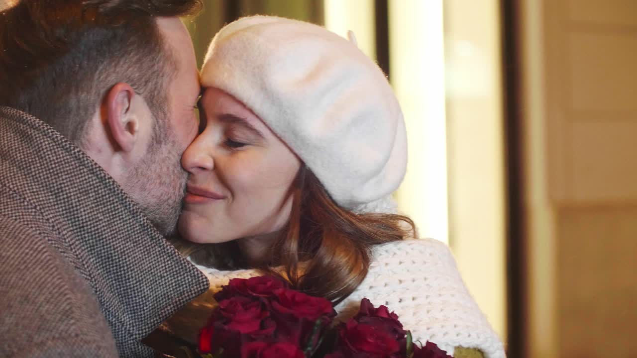 Casal apaixonado com um buquê de rosas flertando