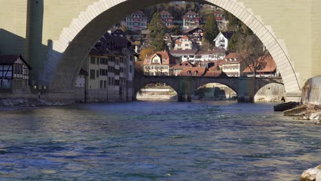 Puentes-Históricos-De-Berna-Cruzando-El-Río-Aare-Con-Edificios-Del-Casco-Antiguo-Al-Fondo