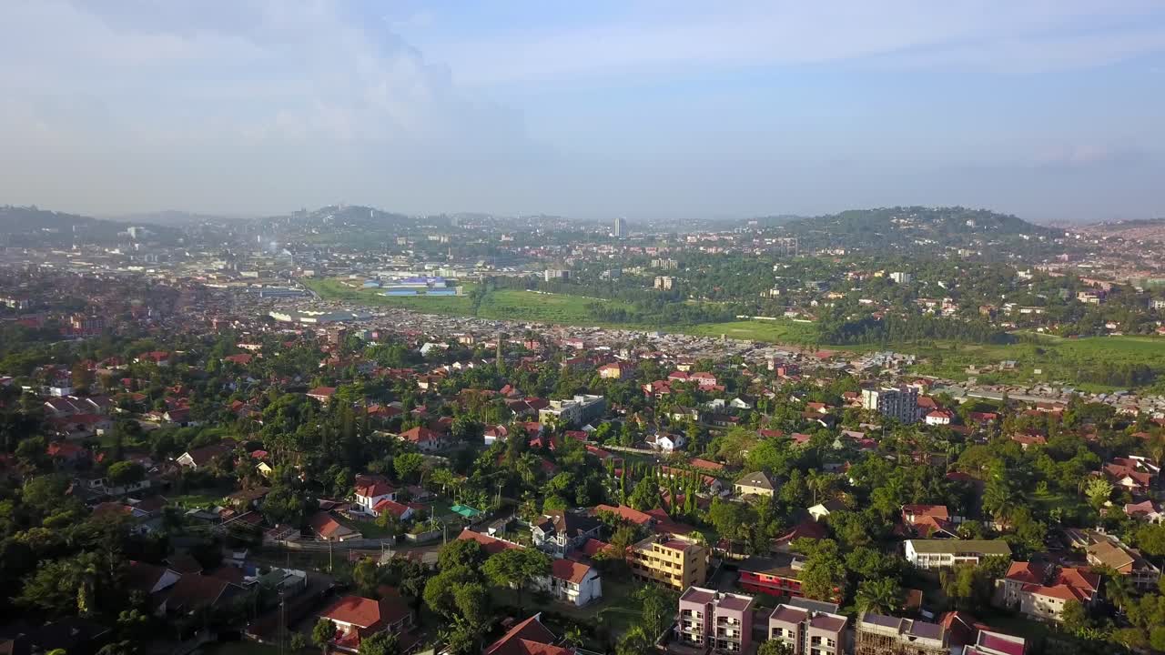 vista de los suburbios de muyenga con el paisaje urbano de bugolobi en el fondo cerca de kampala, uganda