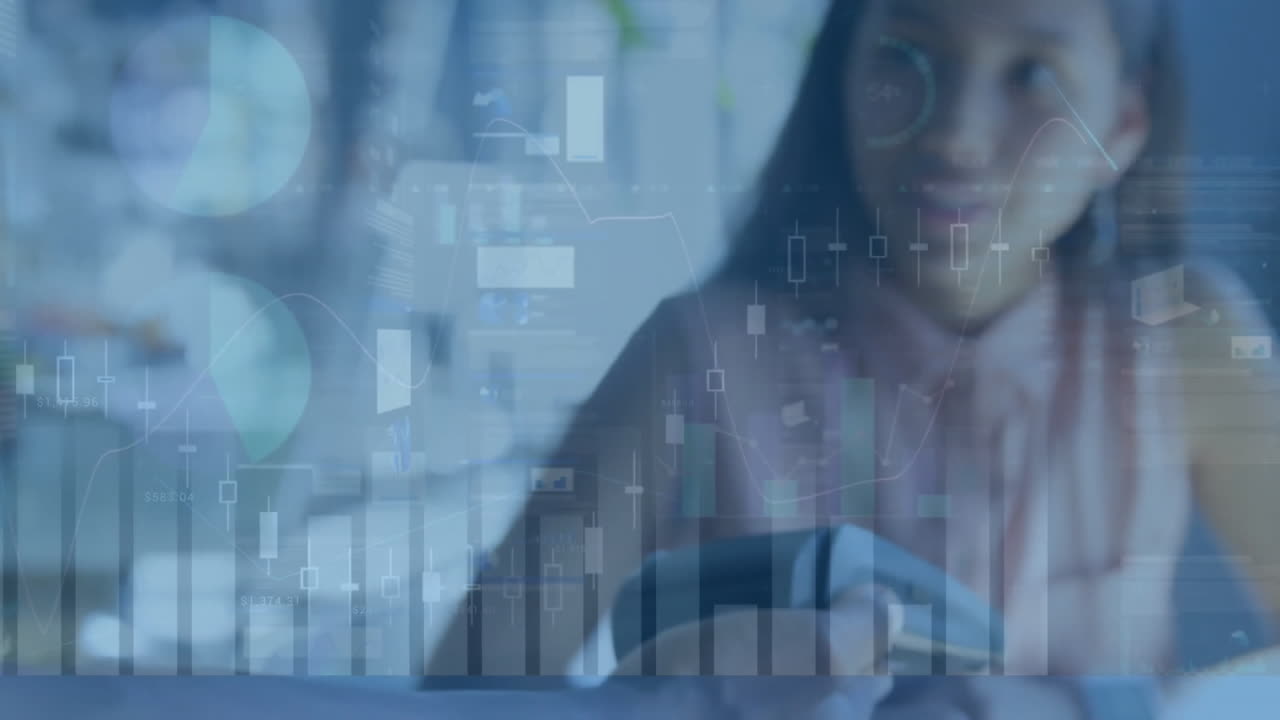 animación del procesamiento de datos financieros sobre una mujer biracial que paga con un teléfono inteligente