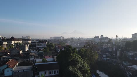 vista aérea del centro de yogyakarta, el río, los edificios, las casas y las pequeñas calles tomadas por la mañana