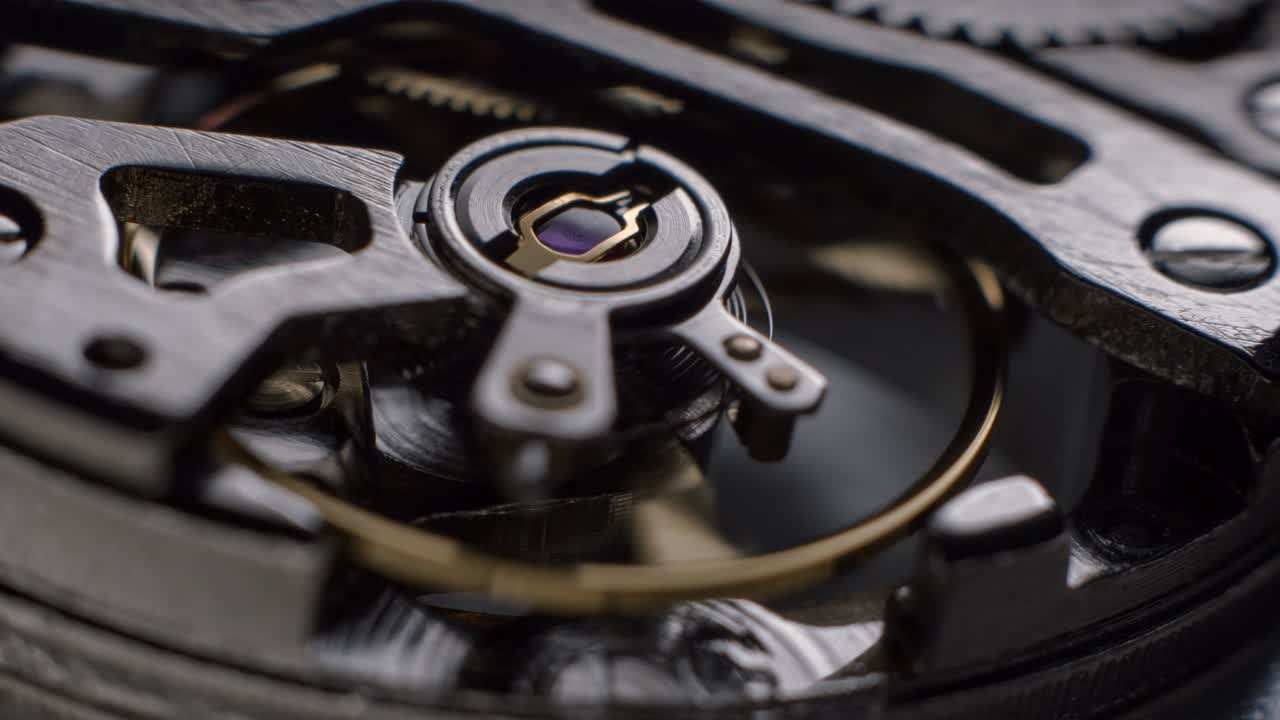 reloj de tourbillon girando macro movimiento lento