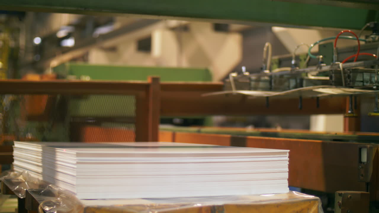 manipulador robótico poniendo hojas de plástico para apilar en una fábrica industrial