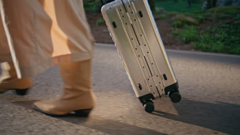 los pies de los turistas de primer plano pisando el camino de asfalto. mujer caminando por el camino soleado