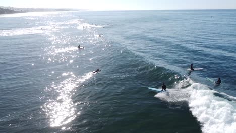 Surfer-Fängt-Welle-Und-Fällt-Dann-Auf-Sein-Brett