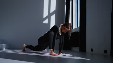 mujer practicando yoga en un estudio