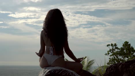 Rückansicht-Frau-Sitzt-In-Lotus-Yoga-Position-An-Einem-Strand-In-Der-Natur