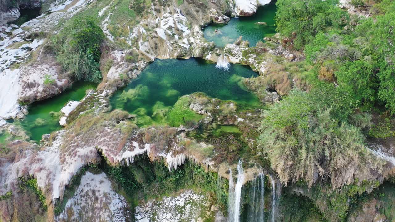 cascada de tamul con agua turquesa en san luis potosi, mexico