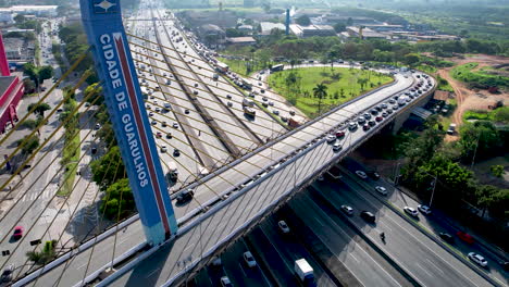 el cable se quedó en el puente de guarulhos, sao paulo, brasil.