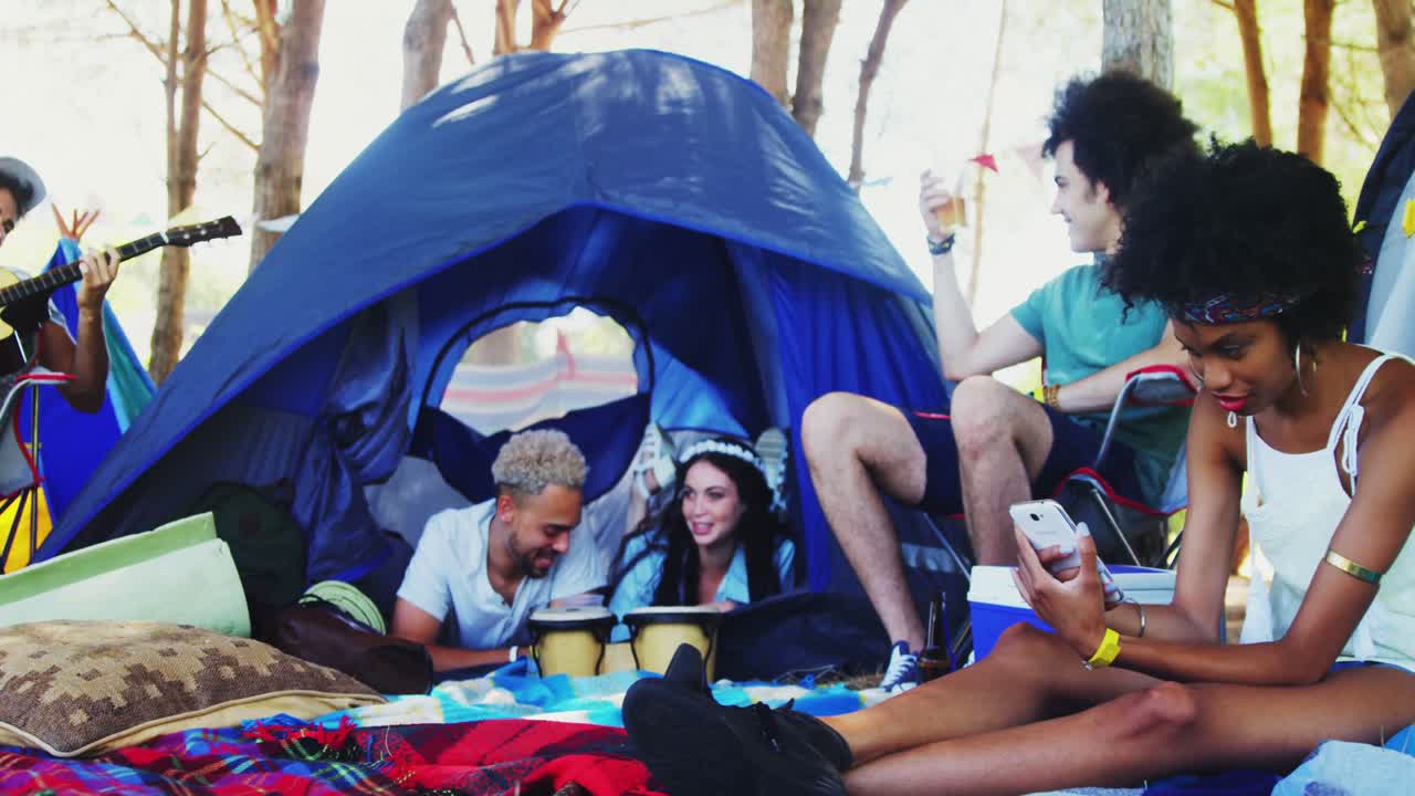 amigos divirtiéndose en el festival de música 4k