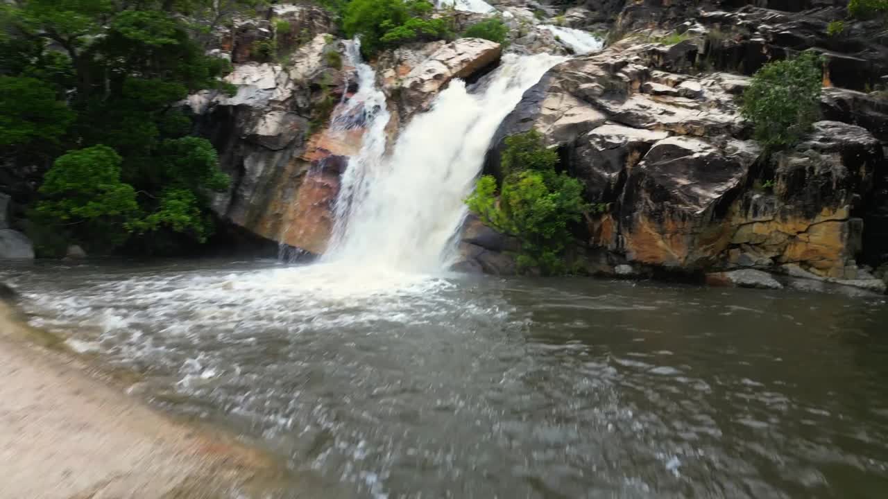 disparo de drone, hermosa cascada, norte de queensland, australia