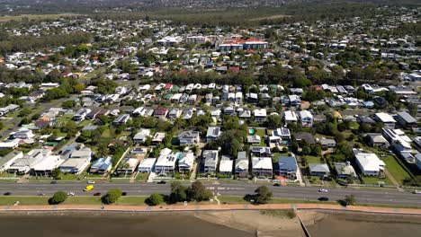 vista aérea moviéndose de izquierda a derecha de sandgate y brighton en un día soleado, brisbane, queensland, australia