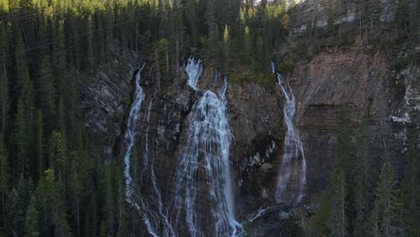 Conjunto-De-Cascadas-En-Medio-De-Los-Bosques-De-Canmore,-Alberta,-Canadá