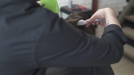 Mujer-Joven-Vistiéndose-El-Pelo-En-Una-Peluquería.-Estilista-Con-Secador-De-Pelo.-Peluquería-Con-Secador-De-Pelo.-Peluquero-En-El-Trabajo.-Salón-De-Belleza.-Filmado-En-Cámara-Lenta