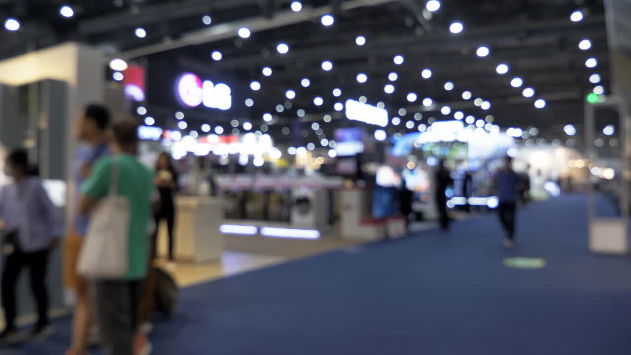 가정과 정원 시장의 추상적인 흐릿한 사람들이 박람회 사건 배경