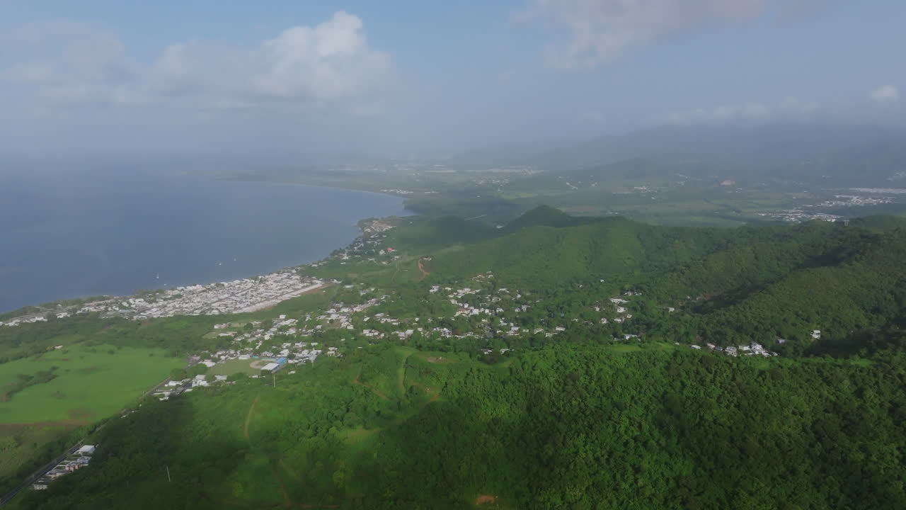 푸에르토리코 남부의 산과 마을의 흐릿한 아침에 광범위한 항공 영상