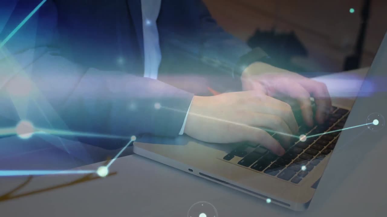 red brillante de conexiones en la sección media del hombre de negocios usando una computadora portátil en la oficina