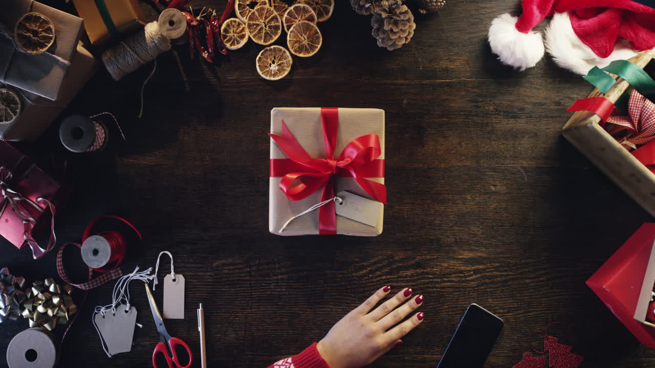 vista superior de las manos trabajando en el escritorio desde arriba - dragón épico rojo