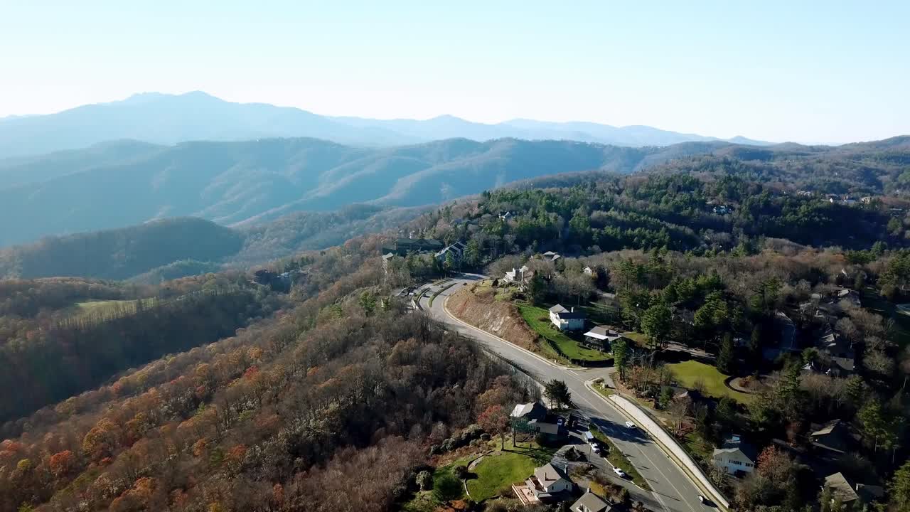 extracción aérea soplando roca nc, soplando roca carolina del norte en 4k con la montaña del abuelo en el fondo, montaña del abuelo nc, montaña del abuelo carolina del norte