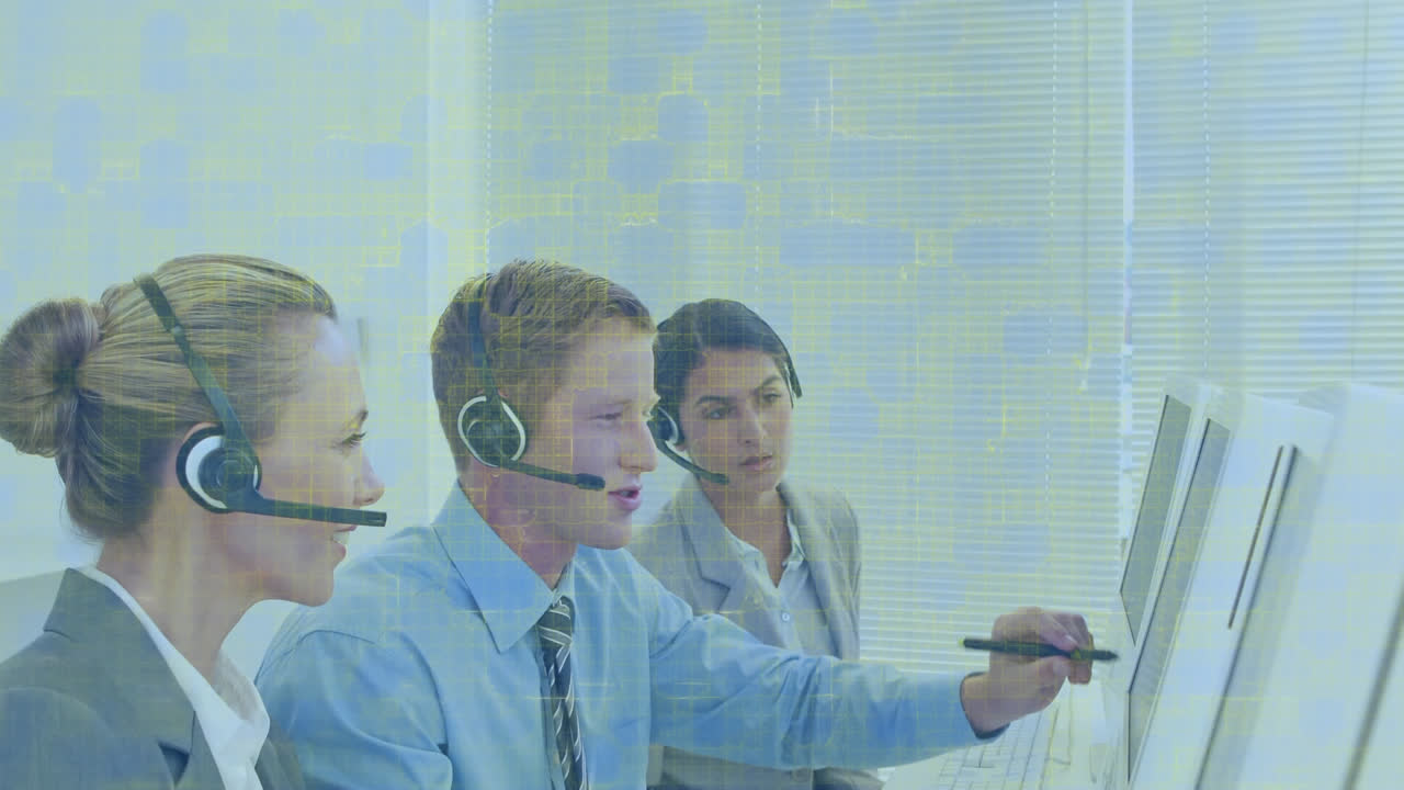 전화 헤드 ⁇ 을 착용 한 사업가 들 을 통한 연결 네트워크 의 애니메이션