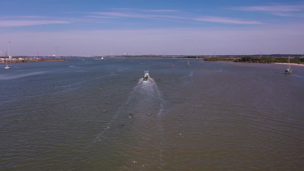 텍사스주 라포르테의 모건스 포인트 근처 샌 재신토 강에서 일하는 새우잡이 배