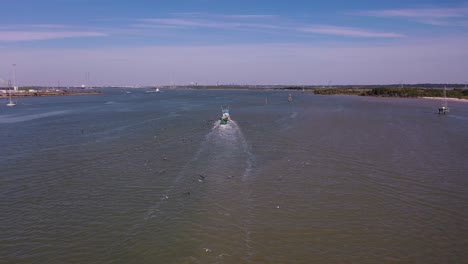 barco camaronero trabajando en el río san jacinto cerca del punto de morgan en laporte, texas