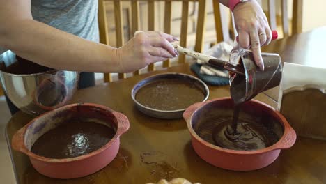 verter la masa de pastel en un molde para hornear de silicona