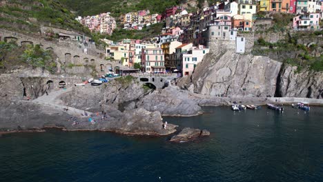 costa de la ciudad de manarola con hermosas casas coloridas, italia en vista aérea