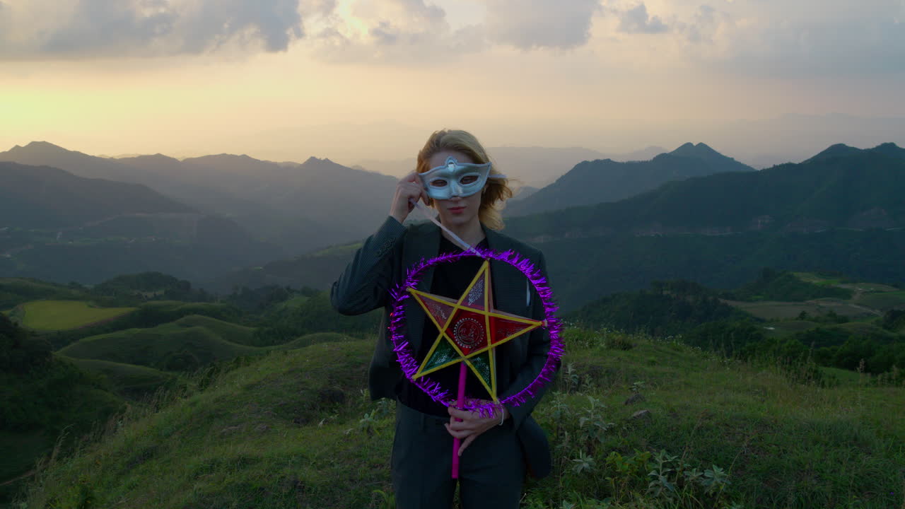 медленный кадр женщины, надевшей маску и держащей звездный фонарь