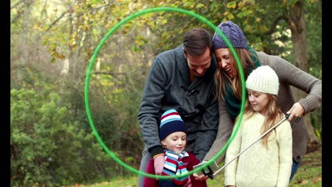 Animation-Von-Greencicle-über-Eine-Glückliche-Kaukasische-Familie,-Die-Zeit-Miteinander-Verbringt