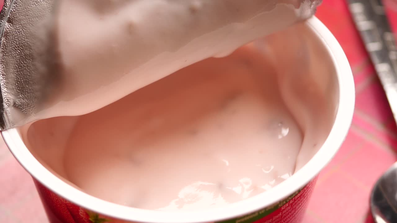 Yogurt alla fragola in un contenitore