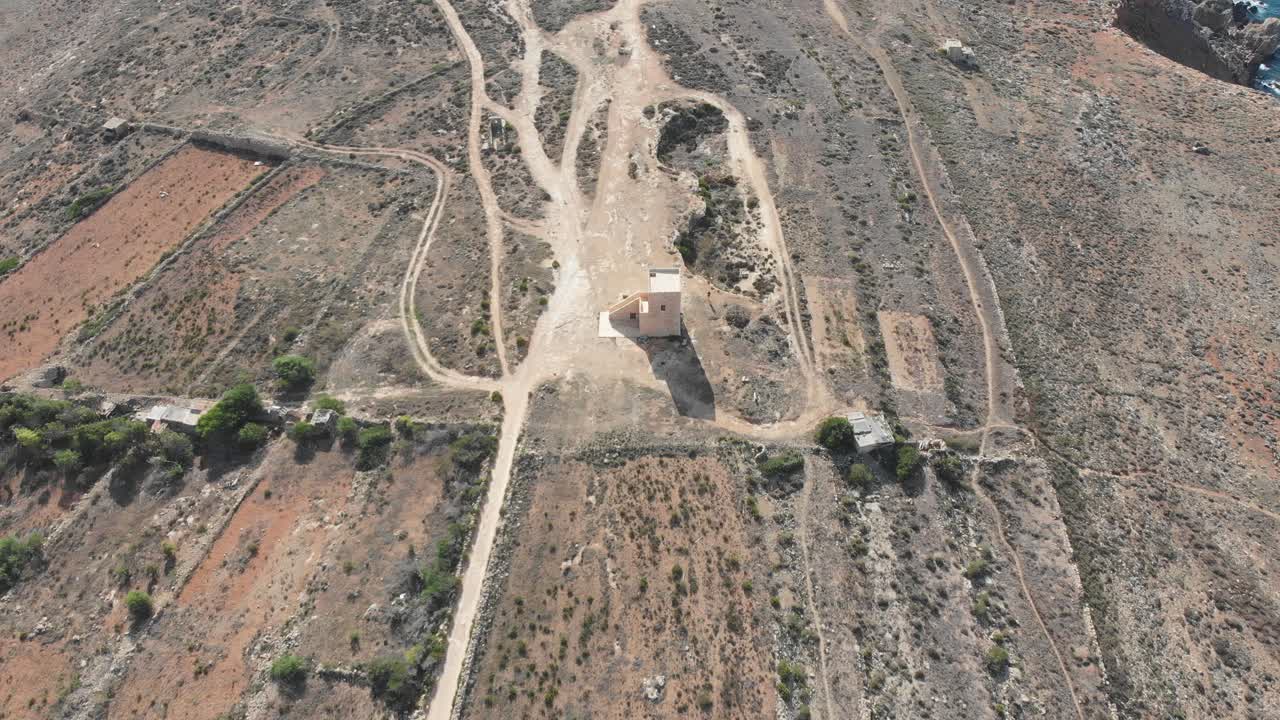 video aéreo de drones del norte de malta cerca de la torre ghajn znuber