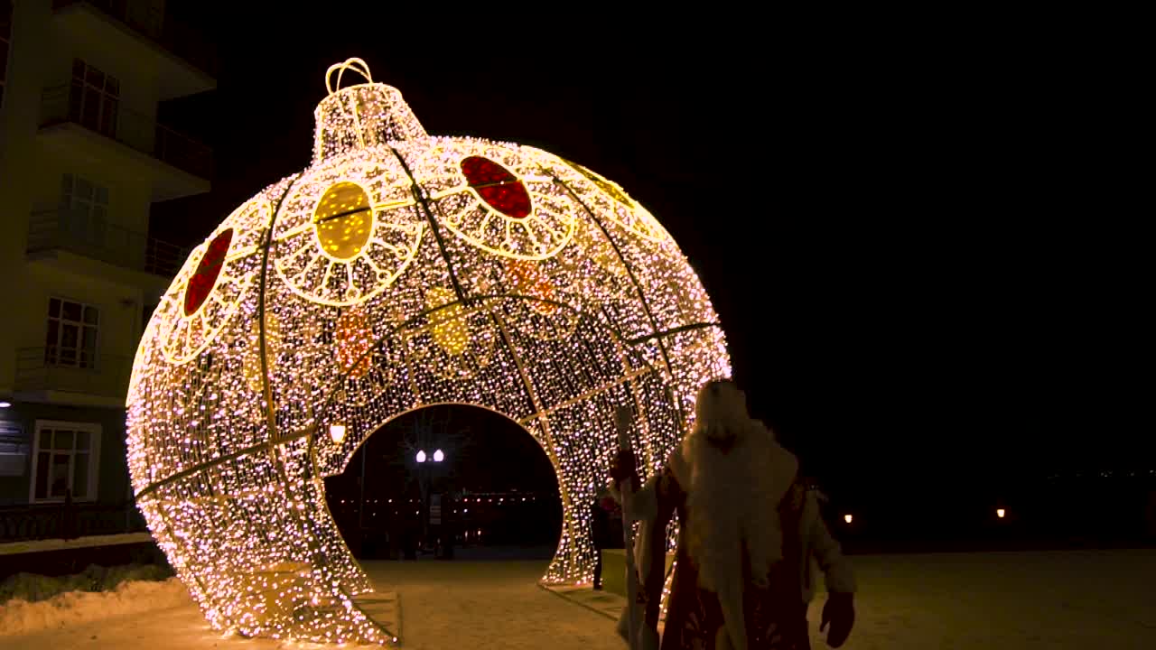 눈 인 도시 에서 산타클로스 와 함께 거대 한 크리스마스 장식품